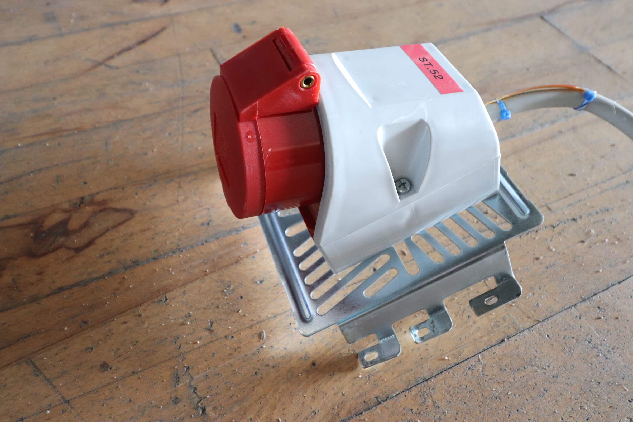 CEE stik 415v 16A væg montering