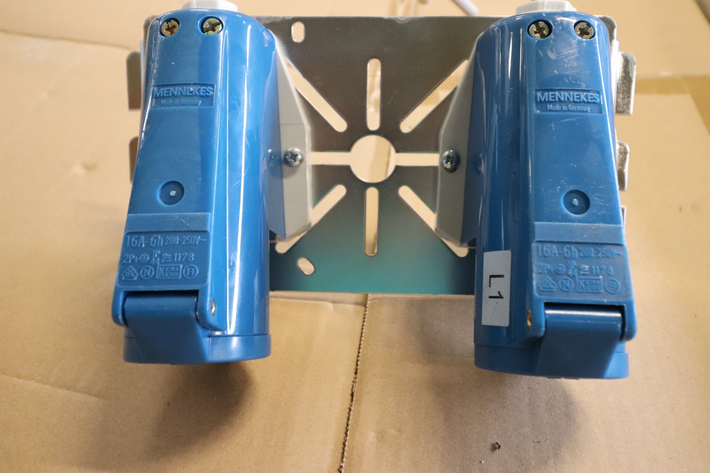 CEE stik 250v 16A 2P Blå, væg montering