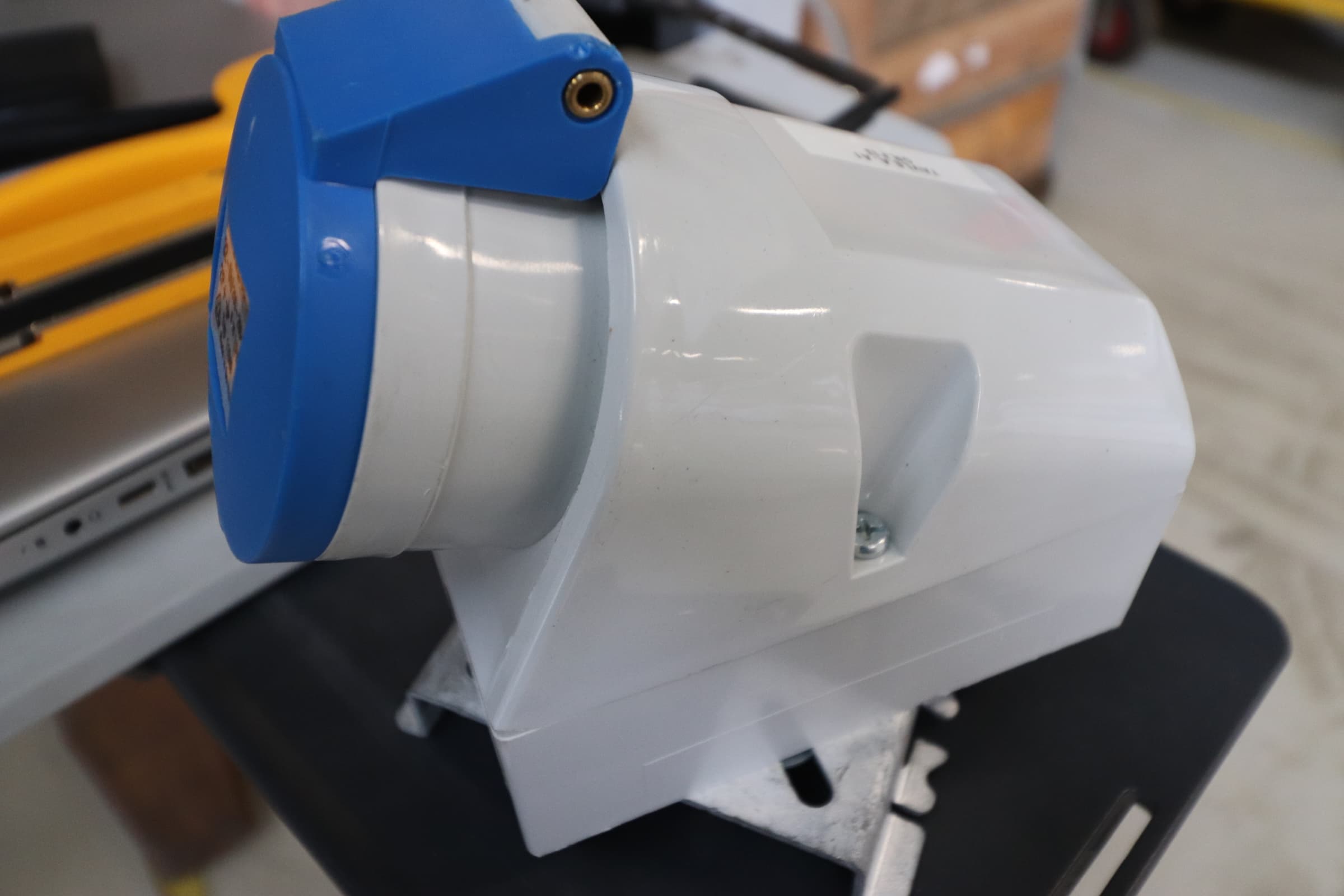 CEE stik 250v 32A 2P Blå, væg montering