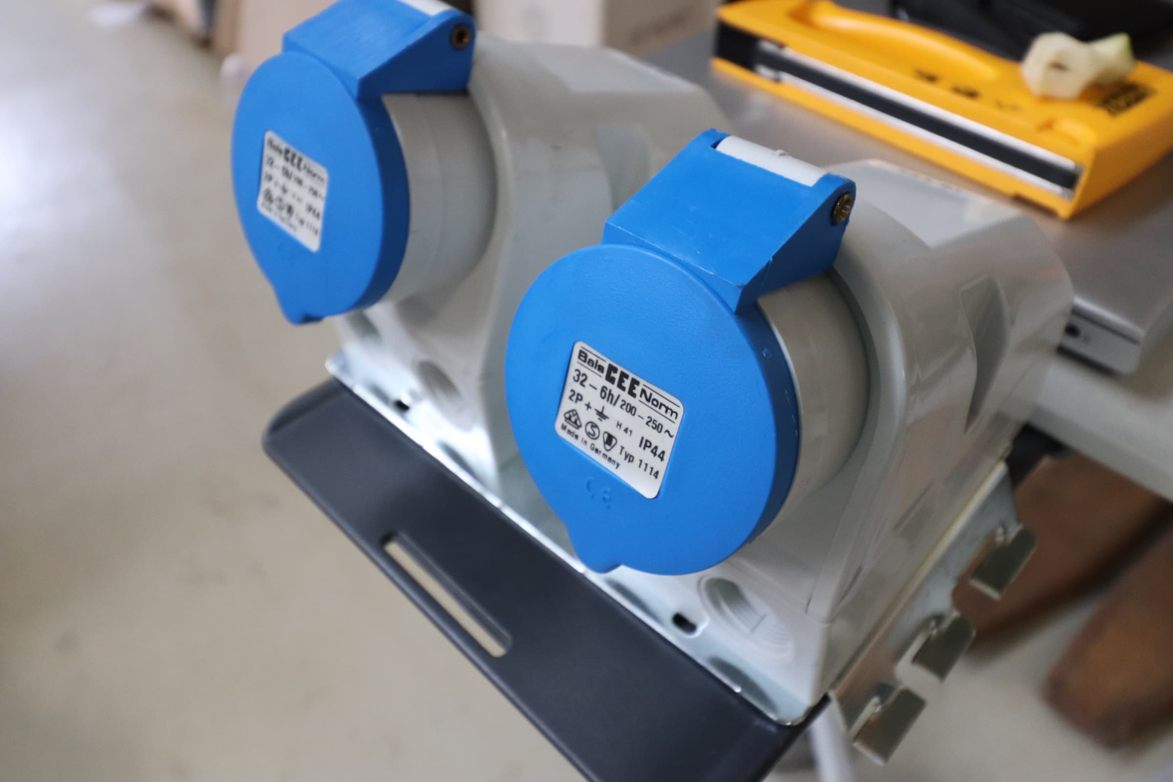 CEE stik 250v 32A 2P Blå, væg montering