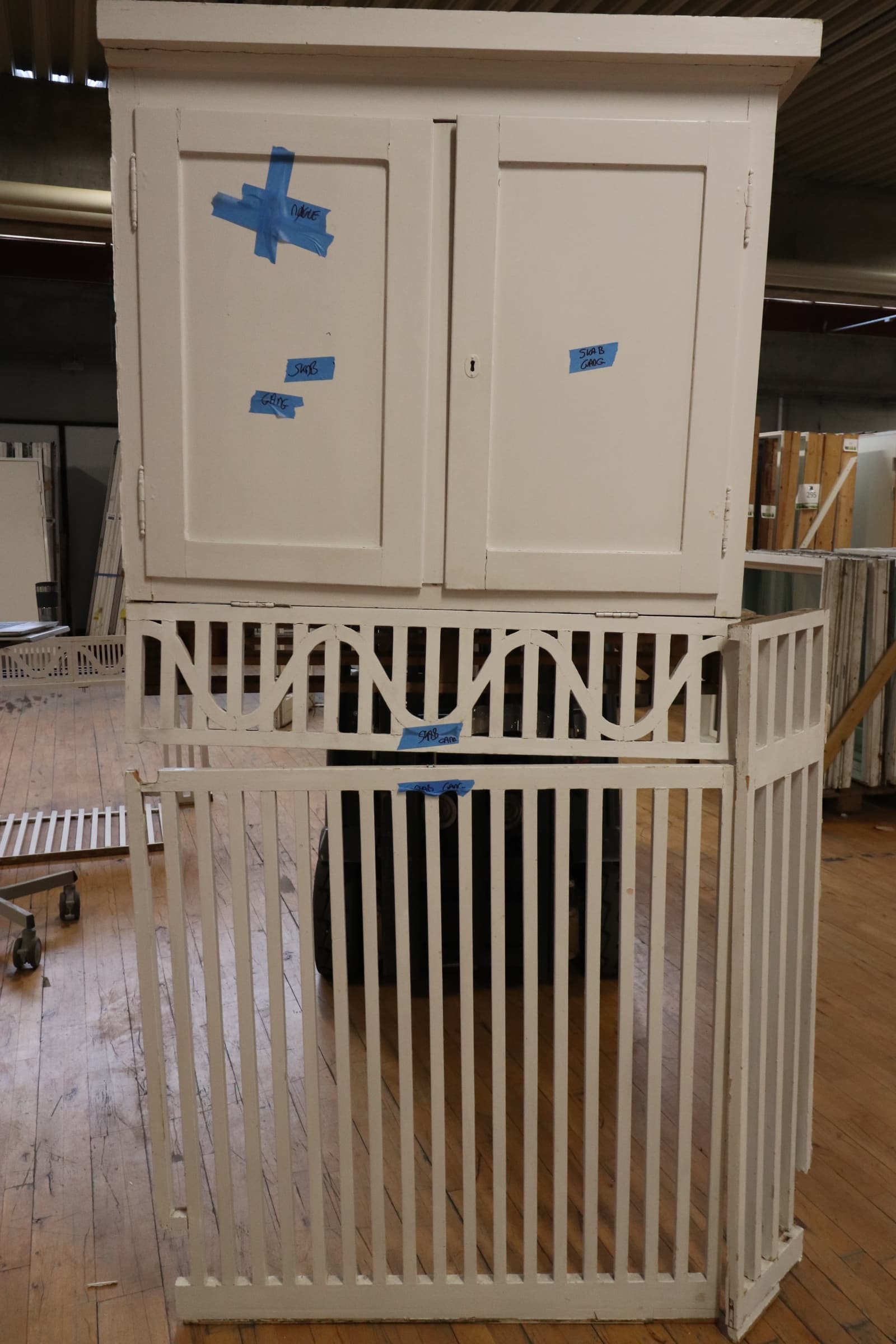 Radiatorskjuler med højskab fra år 1900, 115x235cm - 1