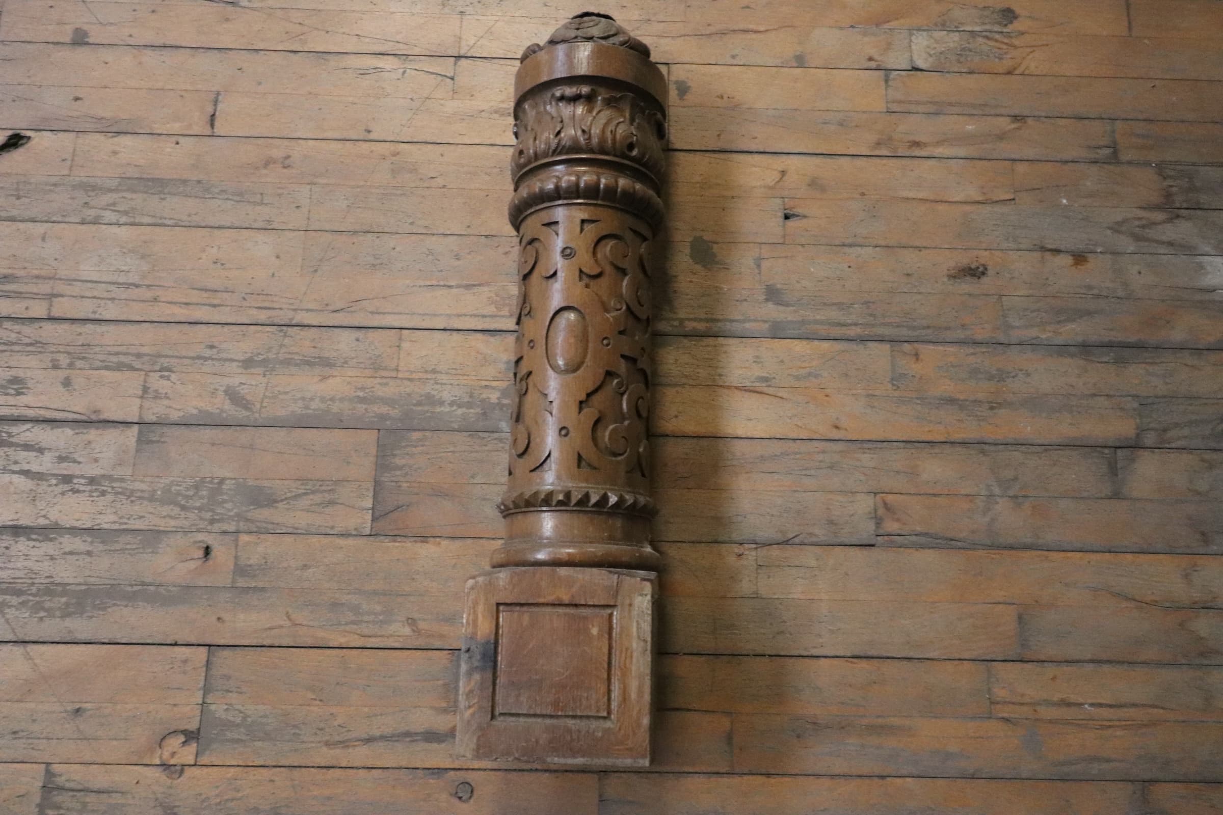 Balustre med udskæringer 19,5×92 cm - 1