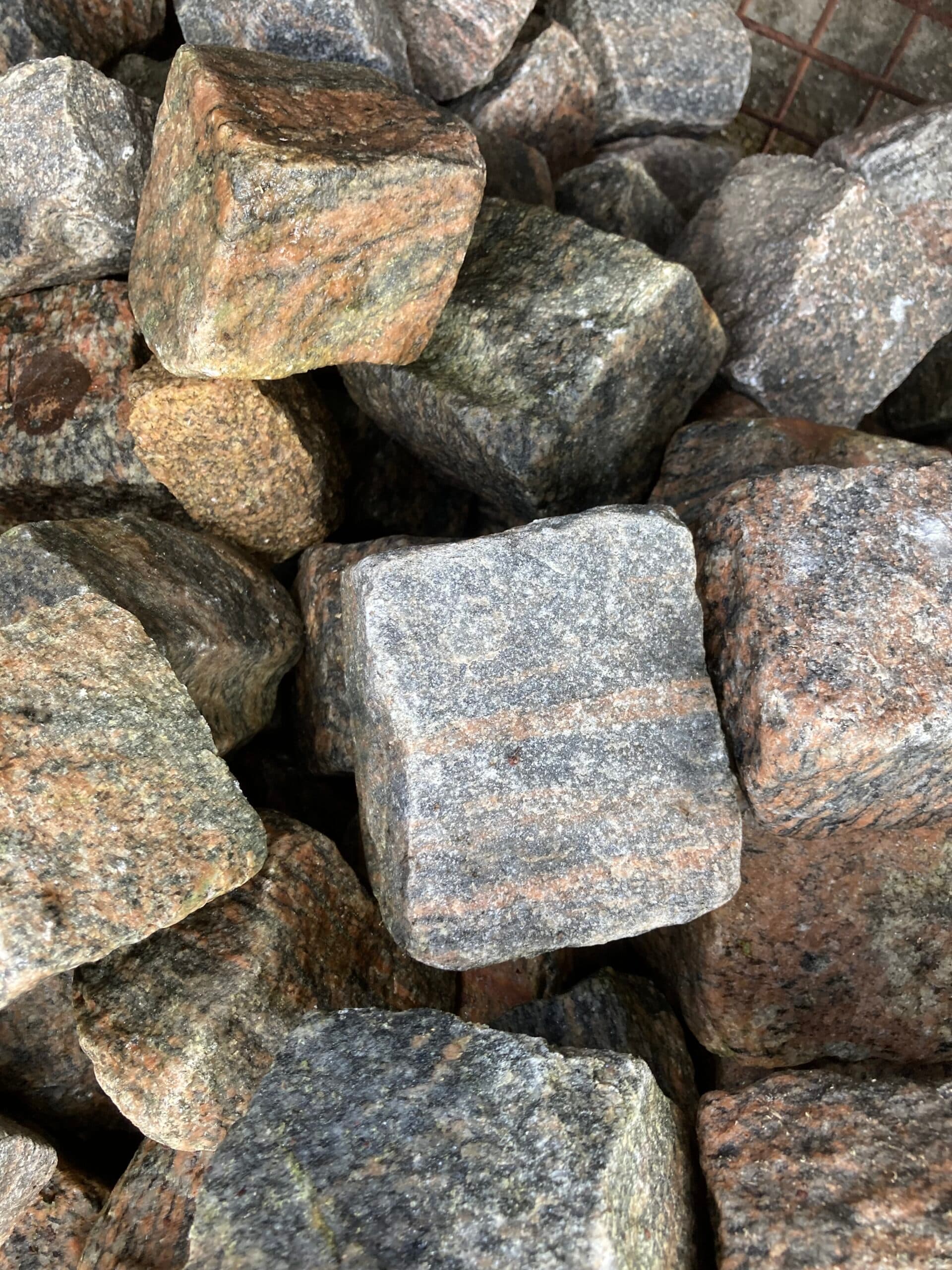 Chaussesten sort med røde tegninger/striber 8-11cm