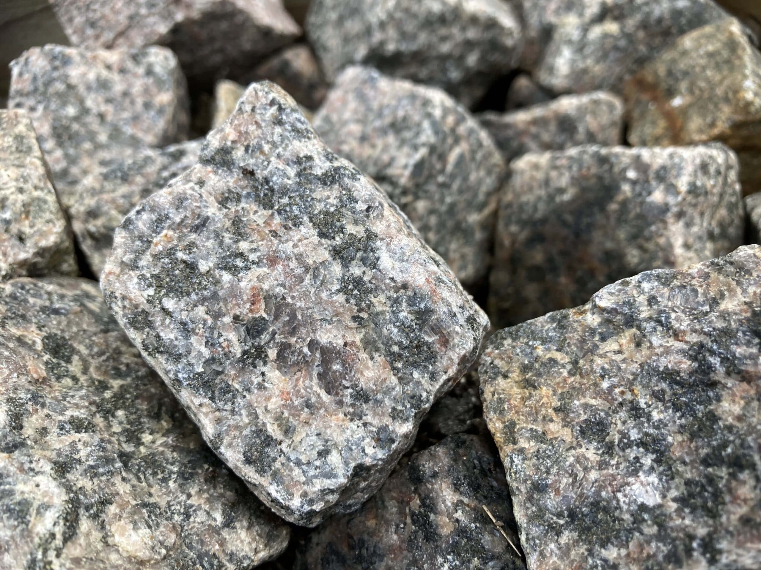 Granit Mosaiksten rød-rød/sort 4-6cm