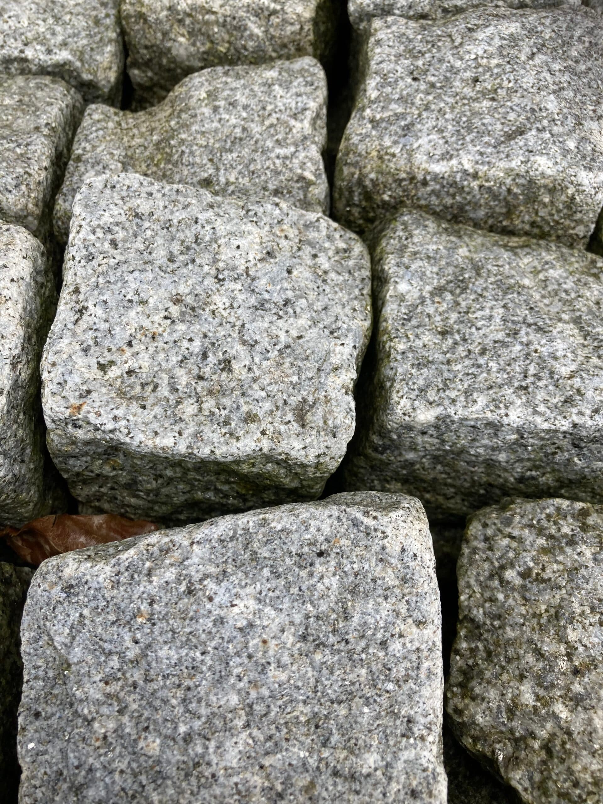 Chaussesten grå med “bløde”kanter 8-11cm