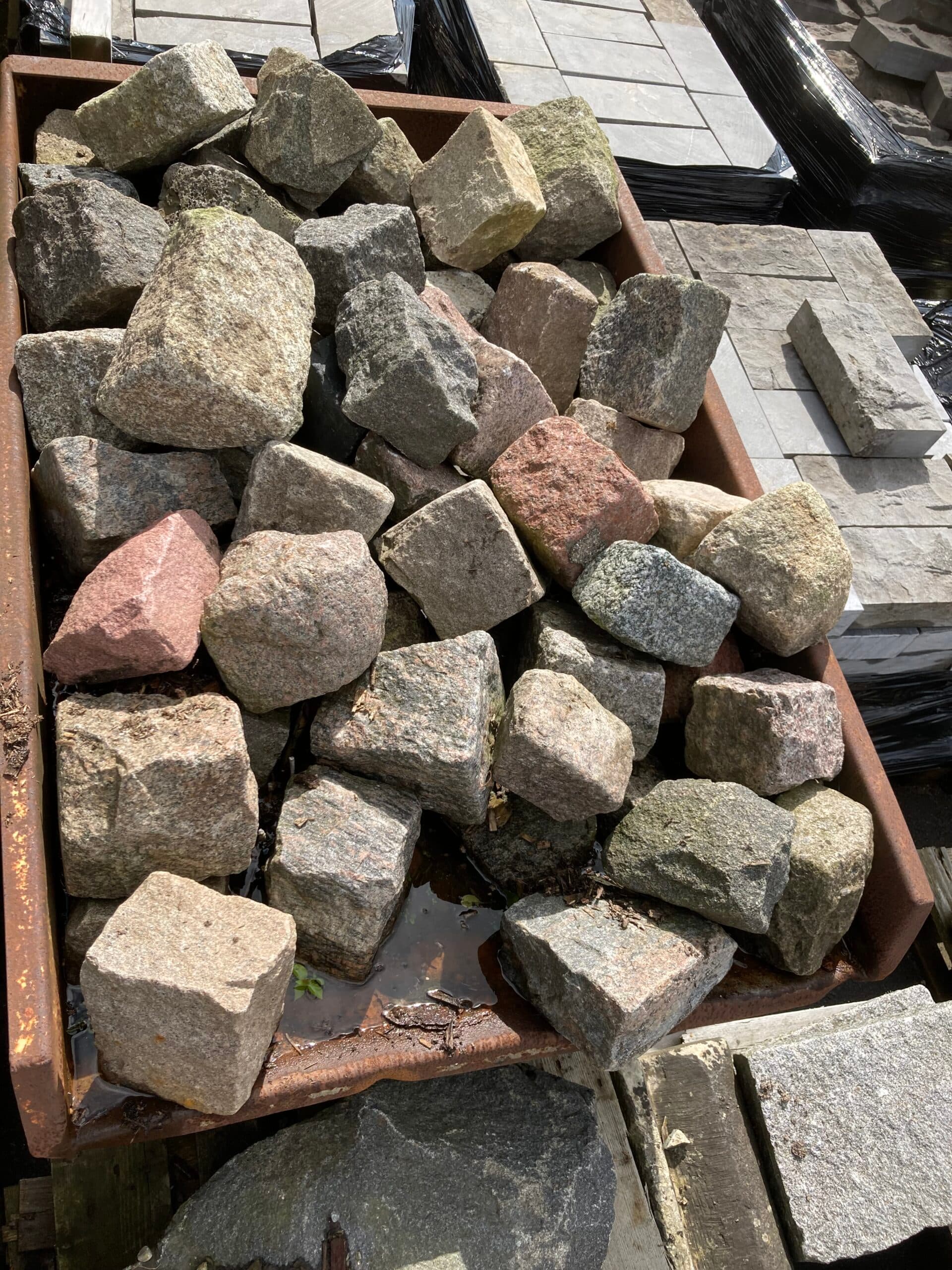 Brosten mix farver 14x19cm. Slidte kanter.