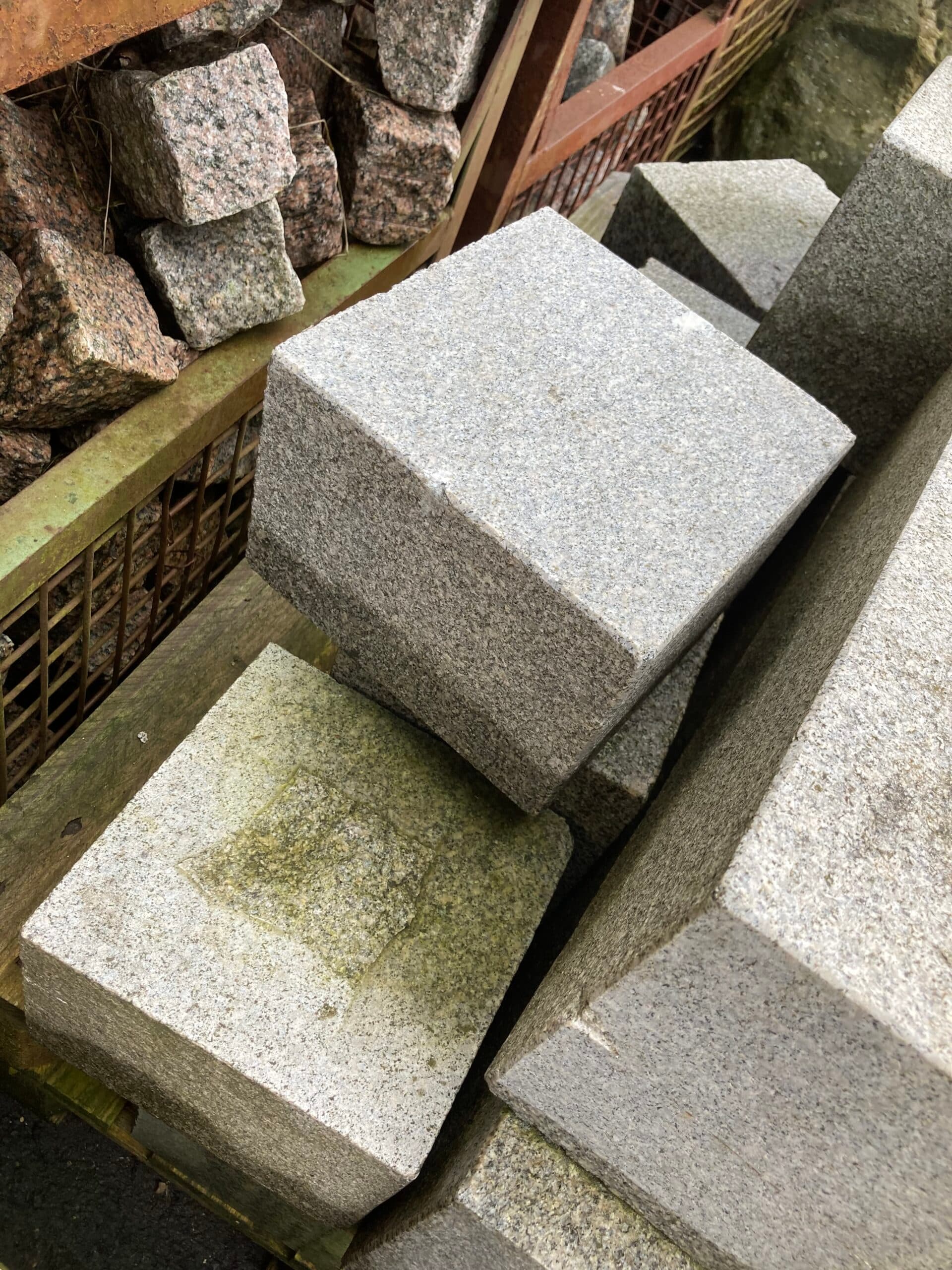 Granit blokke grå 15-23x20x20cm.