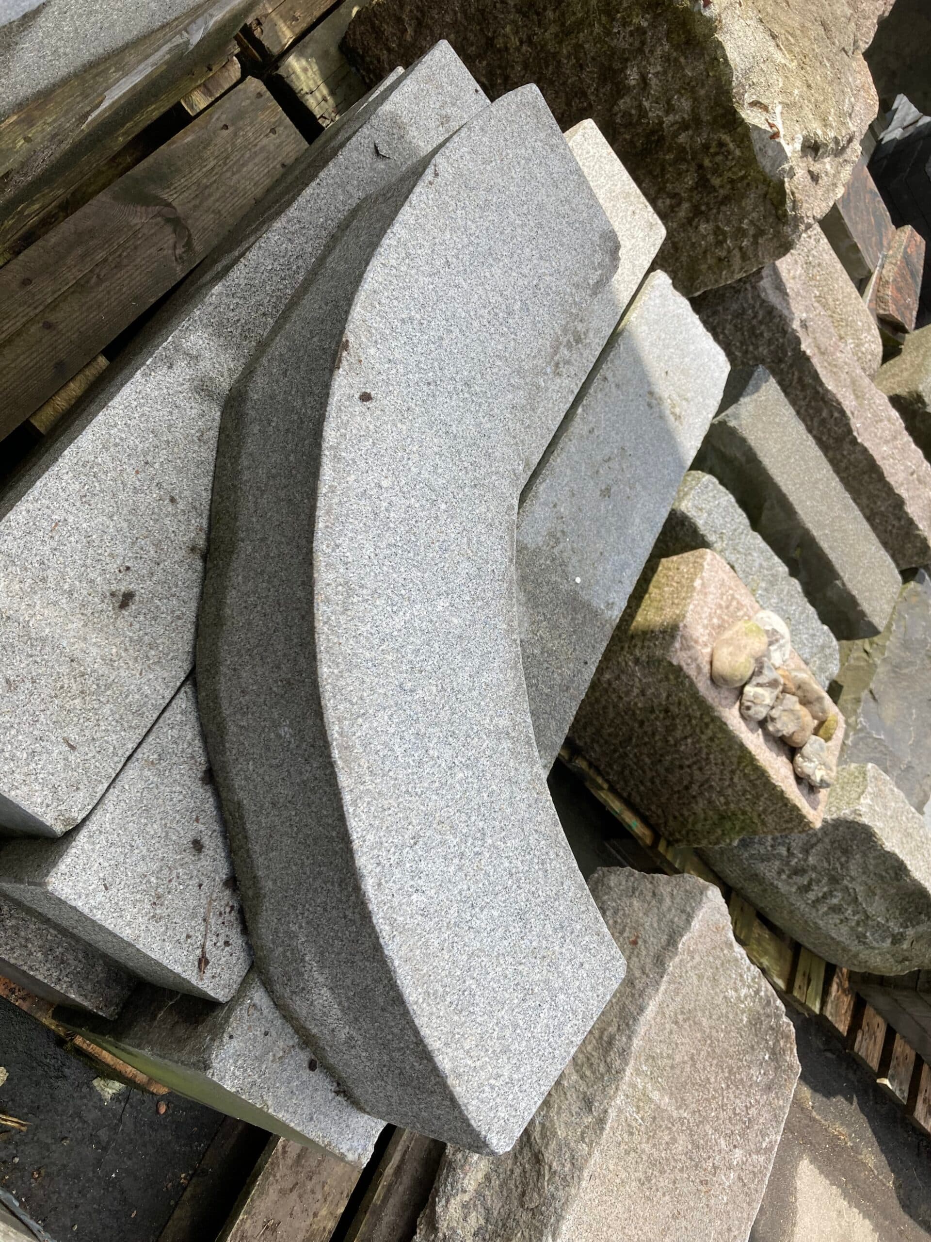 Granit bue 90° grå 111x20x20cm