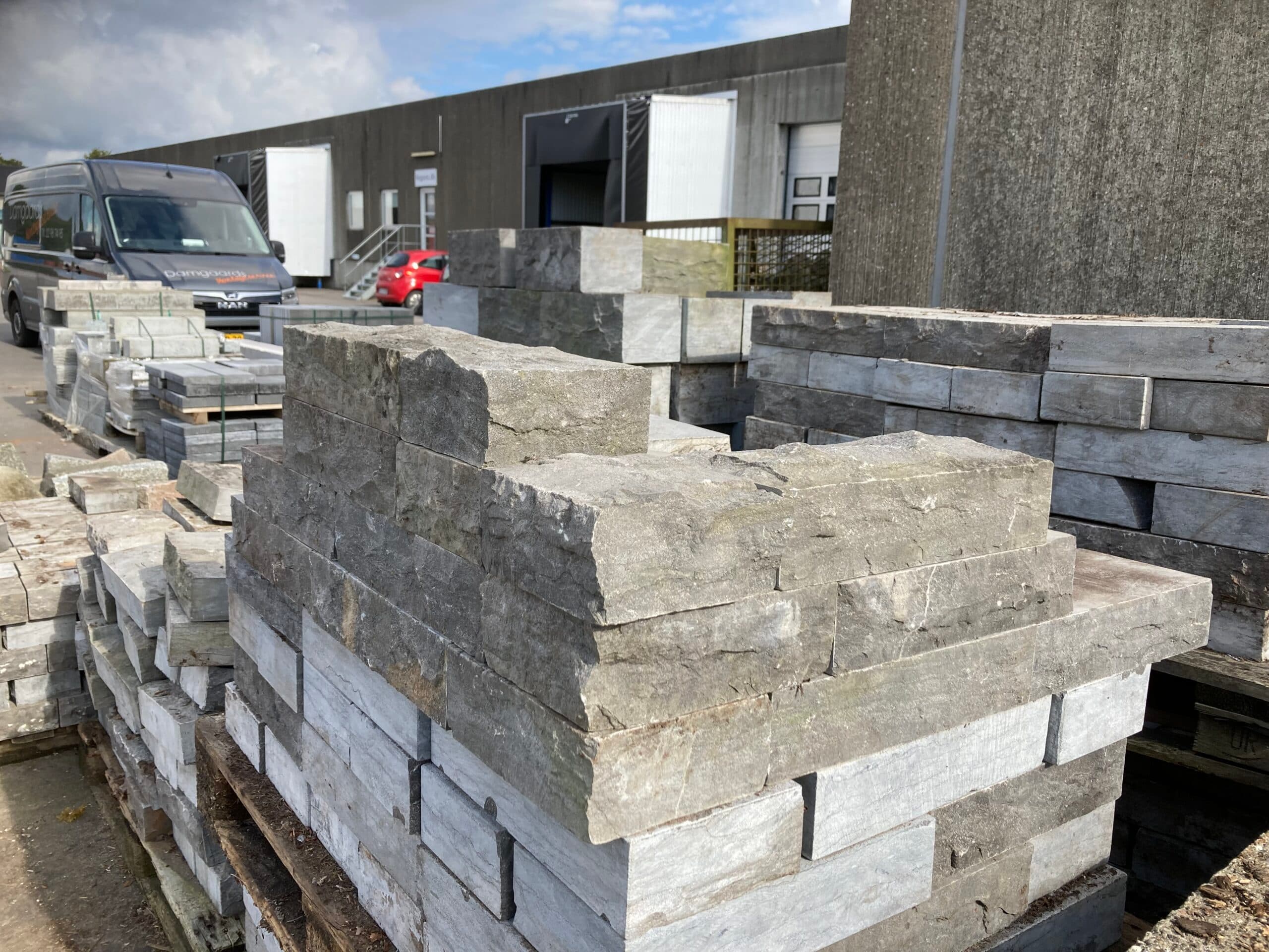 Støttemur top-sten i grå/sort Basalt 35x17x7cm.