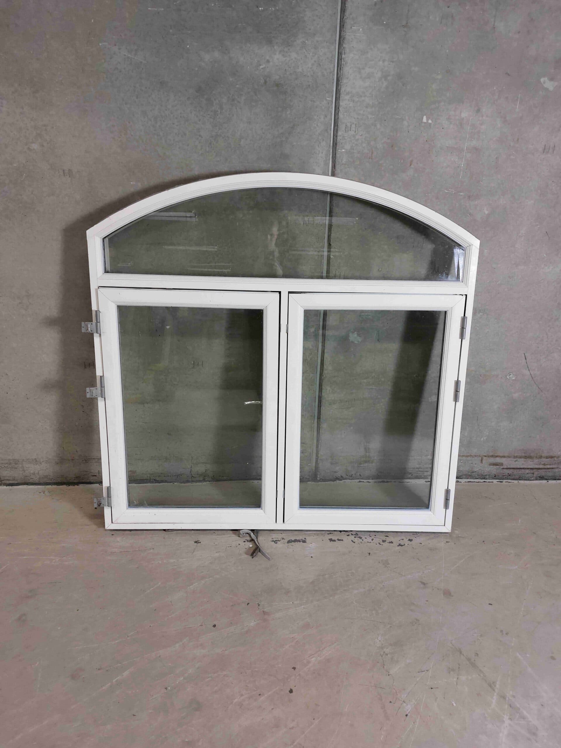 Buet sidehængt vindue 142×138,5cm - 1