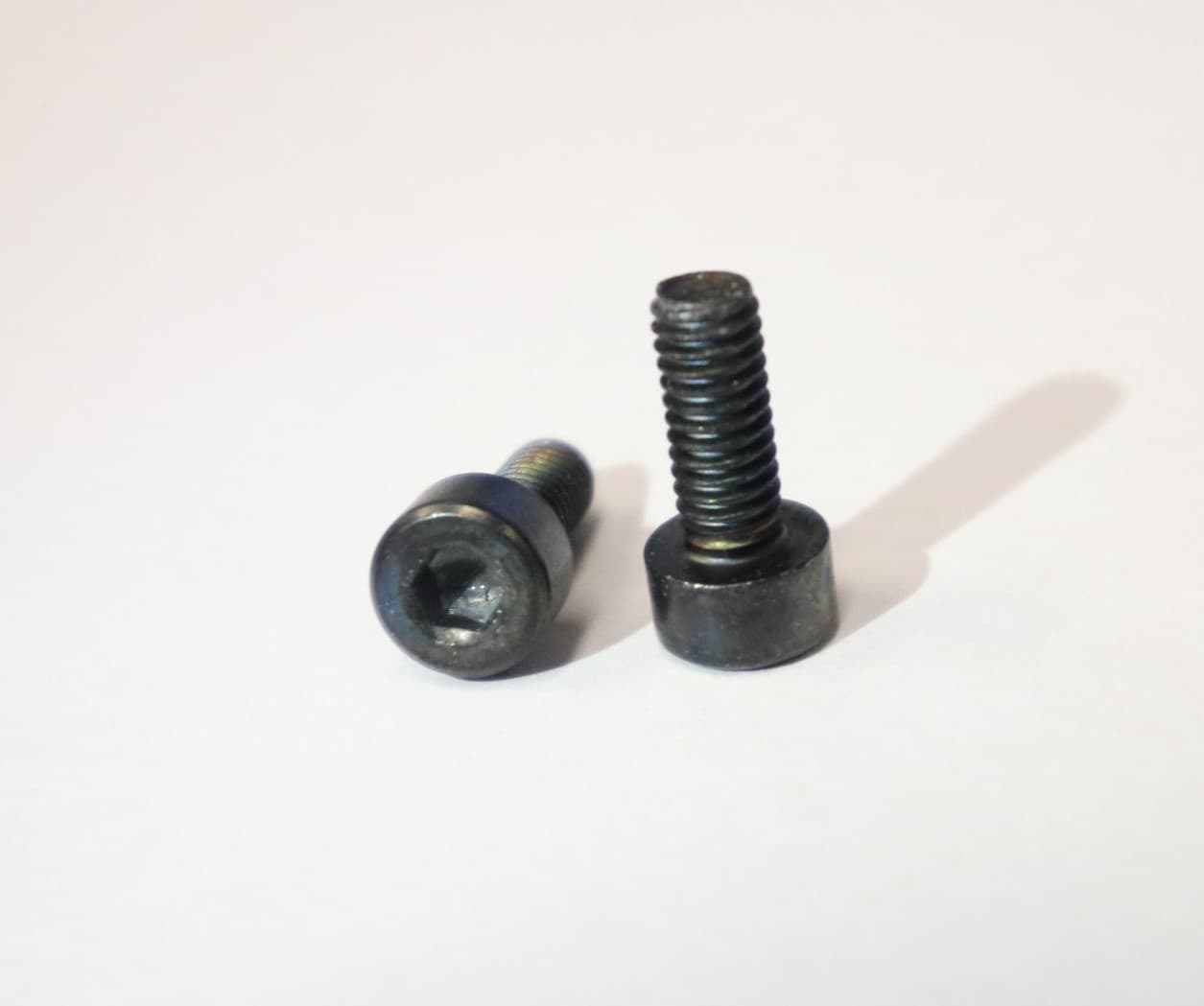 Skruer M4 x 10 indv. 6kt hul Pris kr. 1,20/stk