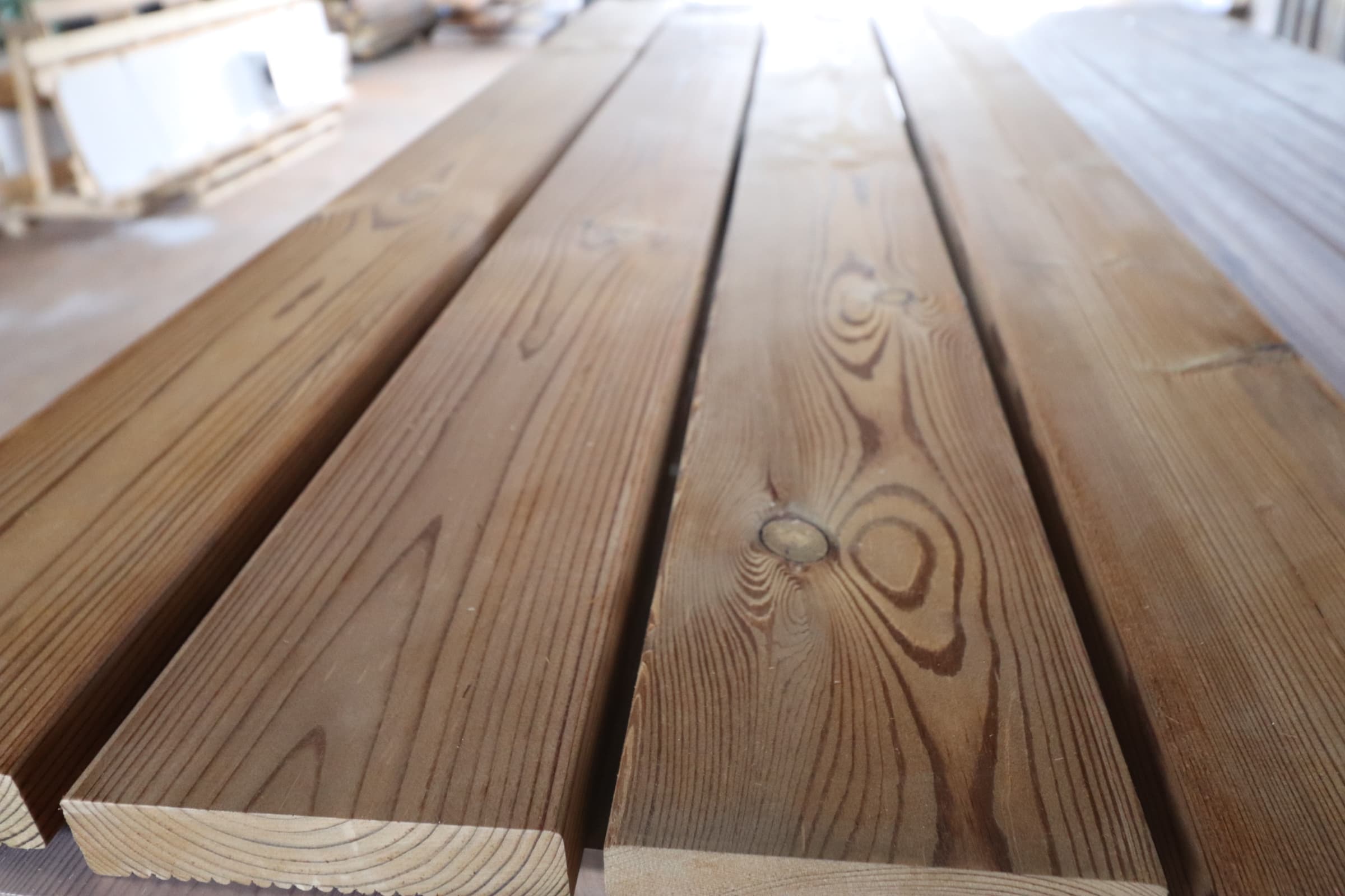 Thermo fyr terrassebrædder glat/rillet 117x26mm i varierende længder.