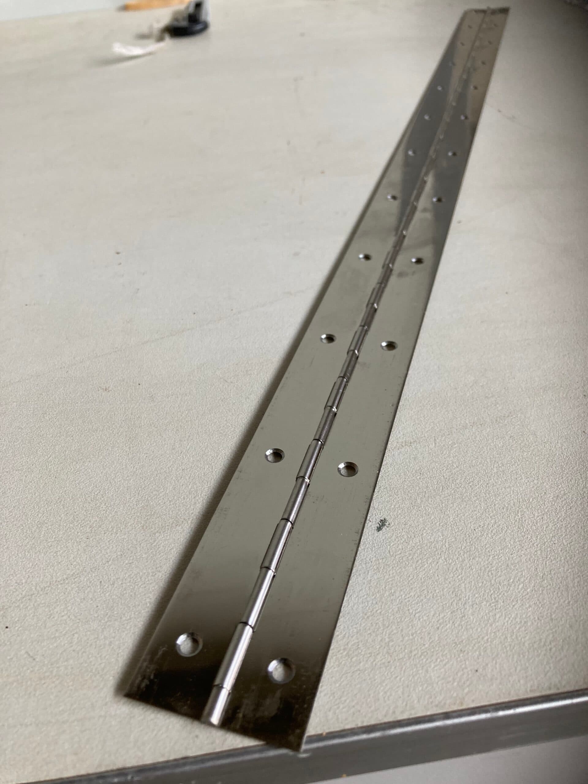 Pianohængsel L700xB40mm. blank stål.