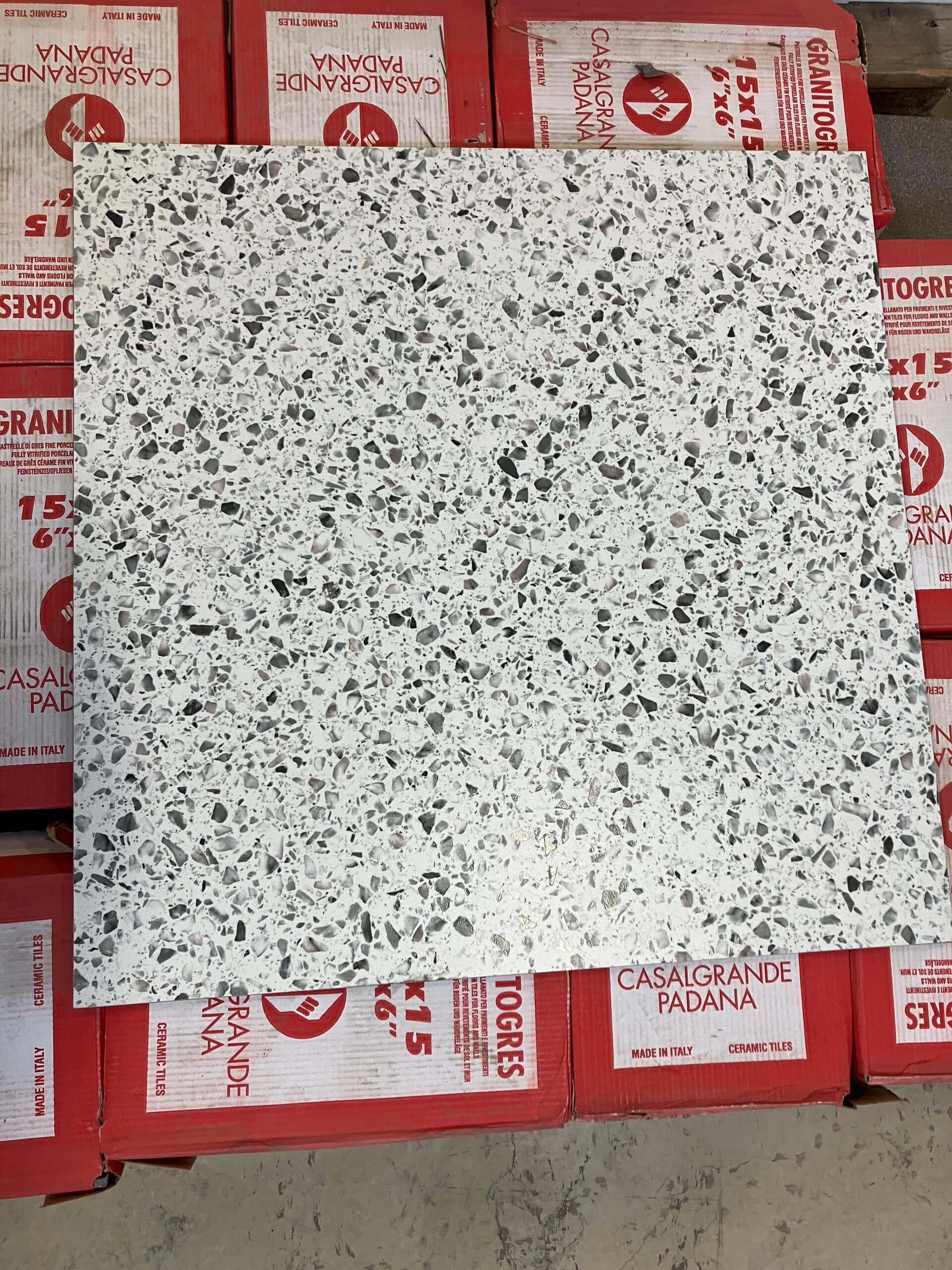 Uglaseret keramisk klinke til gulv og væg. 60×60 cm.